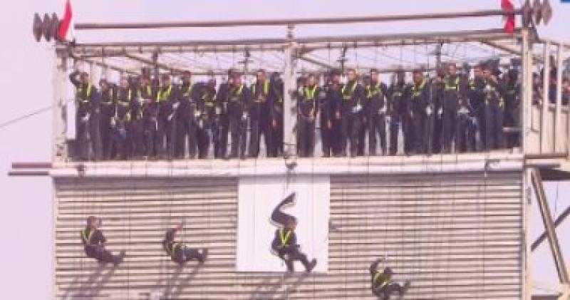 طلاب أكاديمية الشرطة يؤدون ”عروض ميدان الجبال” أمام الرئيس السيسي