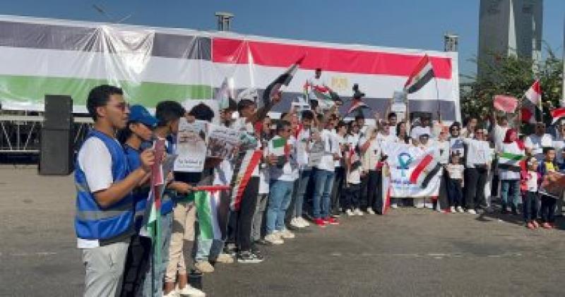 تجمع المواطنين أمام المنصة تضامنا مع فلسطين