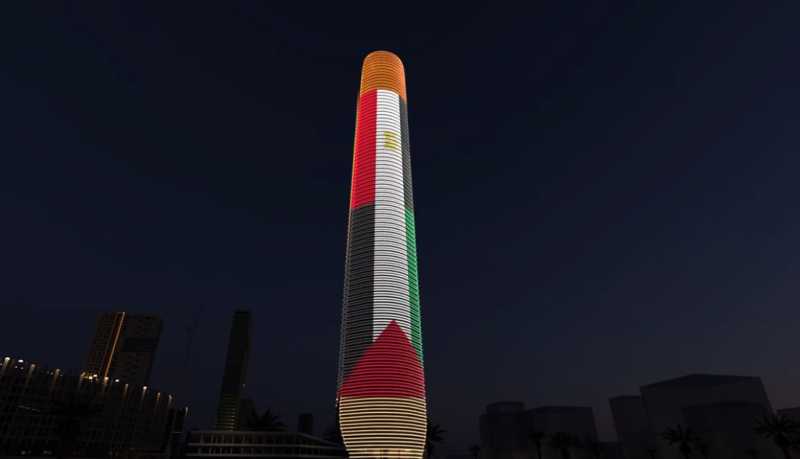 البرج الأيقوني يتزين بعلمي مصر وفلسطين وشعار قمة القاهرة للسلام| فيديو
