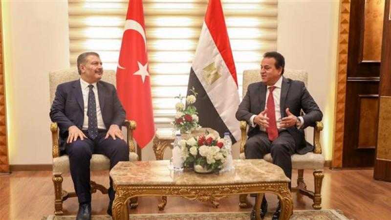 وزير الصحة يستقبل نظيره التركي بمطار القاهرة الدولي