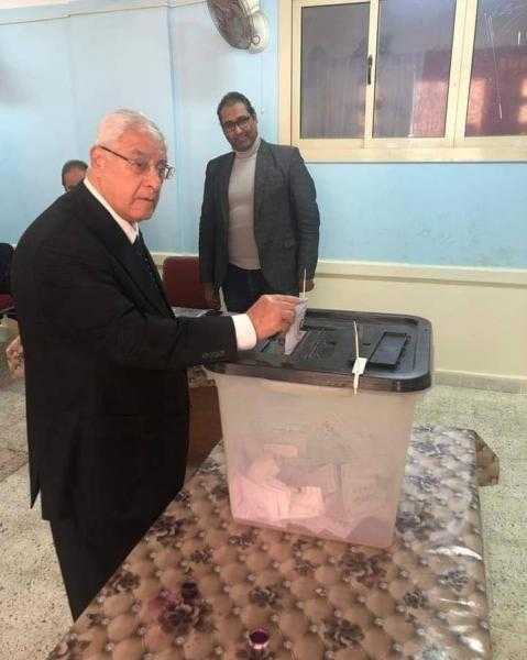 المستشار عدلي منصور يُدلي بصوته بمقر لجنته