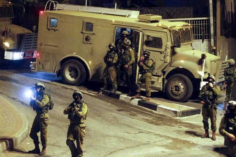 الاحتلال يعتقل عددا من الفلسطينيين بعد اقتحام منازلهم فى بلدة الرام شمال القدس