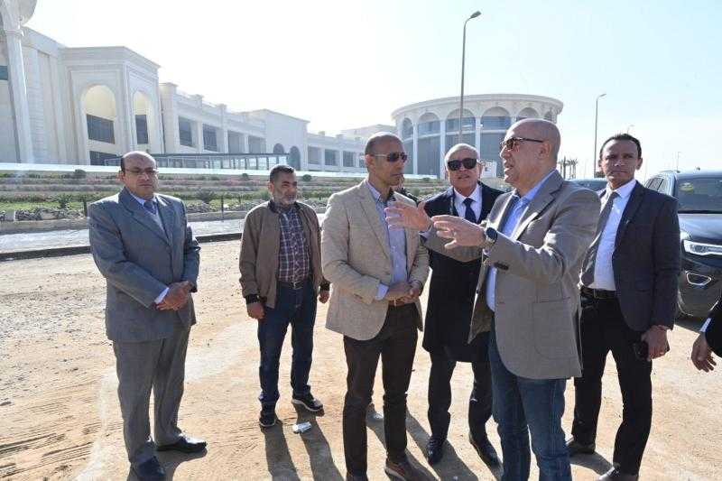 وزير الإسكان يتفقد مشروعات تطوير ورفع كفاءة محاور الطرق بمدينة القاهرة الجديدة