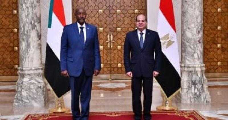 ”البرهان” يشيد بالدور المصري في استقبال المواطنين السودانيين وتخفيف آثار الأزمة