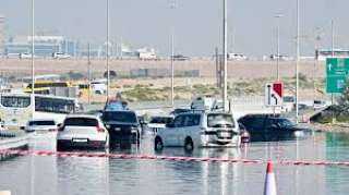 هيئة طرق دبي: 300 صهريج و200 شاحنة لسحب مياه الأمطار بالشوارع