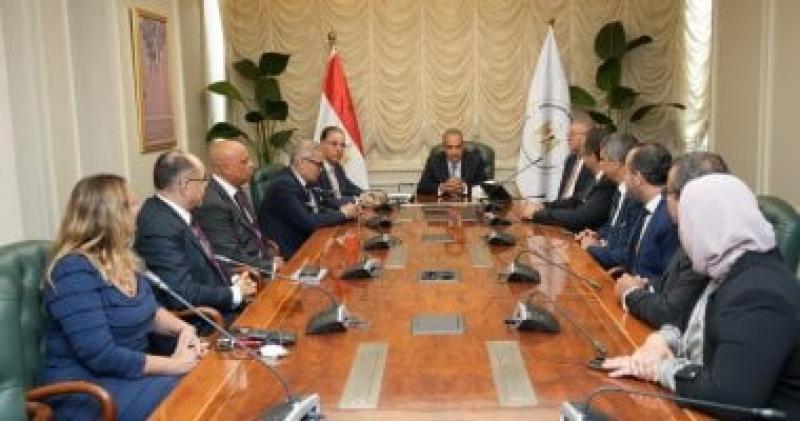 وزير الخارجية والهجرة يجتمع مع قيادات وأعضاء قطاع الهجرة بالوزارة