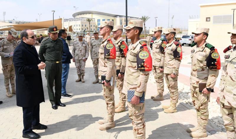 الرئيس السيسي يتفقد الأكاديمية العسكرية المصرية ويؤدى صلاة الجمعة مع أبنائه الطلاب