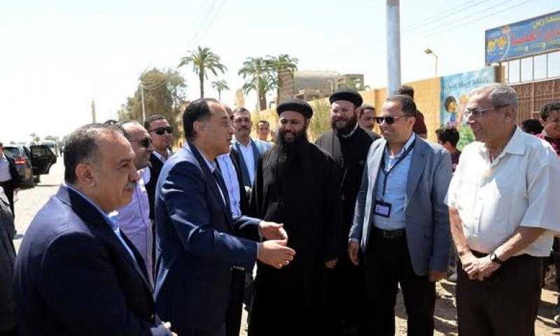 رئيس الوزراء يتوقف بالركاب أثناء توجهه لتفقد مستشفى منفلوط المركزي لإلقاء التحية على معلمي وطلاب مدرسة ” سانت ماري” بمنفلوط