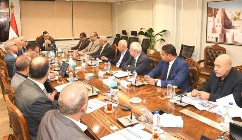 وزير الإسكان يتابع الأعمال الجارية بـ ”كمبوند مزارين” بمدينة العلمين الجديدة وموقف تسليم الوحدات بالمشروع