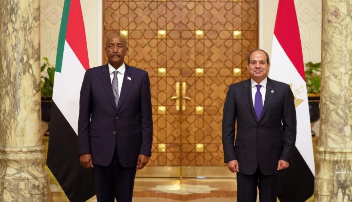 الرئيس السيسي و”البرهان” يتفقان على ضرورة توفير الدعم والمساعدة للسودانيين المقيمين في مناطق الحرب