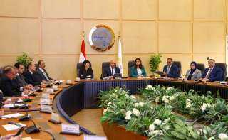 وزير الصناعة والنقل يتابع مع عدد من الوزراء والمحافظين الموقف التنفيذي لمشروعات التنمية الصناعية ببرنامج التنمية المحلية بصعيد مصر بحضور الشركات المنفذة للمرافق