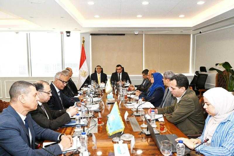 وزير الإسكان ومحافظ الجيزة يتابعان ملفات العمل المشتركة بمشروعات مياه الشرب والصرف الصحي والإسكان والطرق بنطاق المحافظة