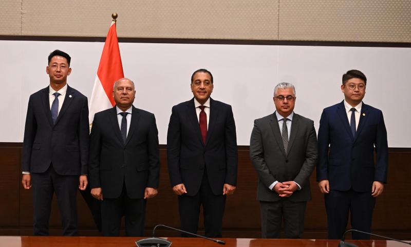 رئيس الوزراء يشهد توقيع عقد مشروع إقامة مجمع صناعي متكامل لإنتاج مستلزمات الطاقة الشمسية