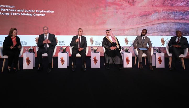 وزير البترول يشارك في الجلسة الوزارية التي أقيمت تحت عنوان ”جذب الشركاء الاستراتيجيين وشركات التنقيب الناشئة لتحفيز نمو قطاع التعدين على المدى البعيد”