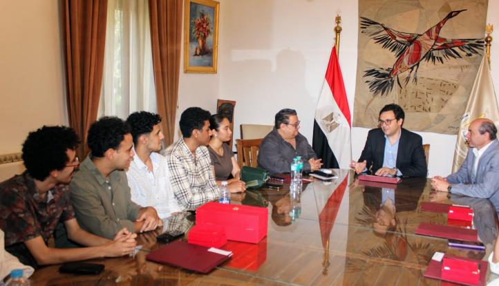 وزير الثقافة يلتقي الفائزين بجوائز الدورة السابعة لمهرجان نجوم المسرح الجامعي ويهديهم “كارنيه أهلاً وسهلاً بالطلبة”