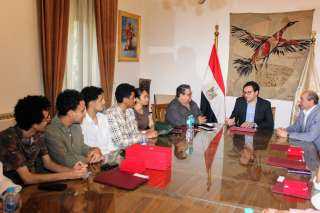 وزير الثقافة يلتقي الفائزين بجوائز الدورة السابعة لمهرجان نجوم المسرح الجامعي ويهديهم “كارنيه أهلاً وسهلاً بالطلبة”