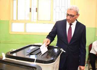 وكيل أول مجلس النواب يدلي بصوته في انتخابات مجلس الشيوخ