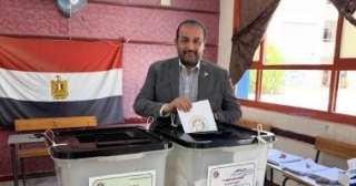 النائب محمد شبانة يدلى بصوته فى انتخابات مجلس الشيوخ بمصر الجديدة