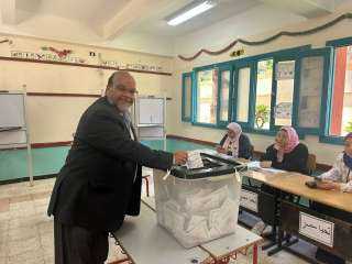 عبد العزيز الشناوي، رئيس المكتب السياسي لحزب العدل، يدلي بصوته في انتخابات الشيوخ في لجنته بالإسكندرية