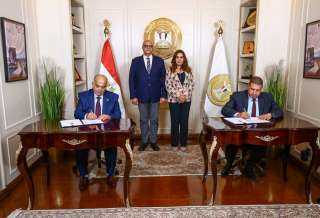 وزيرة التنمية المحلية ومحافظ القليوبية يشهدان توقيع عقد تقديم خدمات الجمع ونظافة الشوارع بأحياء شبرا الخيمة ومدينة الخصوص بين المحافظة وشركة نهضة مصر للخدمات البيئية الحديثة