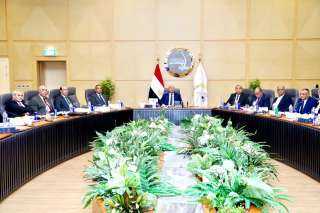 وزير الصناعة والنقل يترأس اجتماع الجمعية العامة للشركة القابضة لمشروعات الطرق والكباري والنقل البري