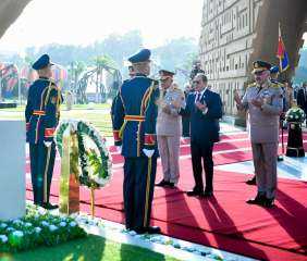 الرئيس السيسي يضع إكليلًا من الزهور على قبر الجندي المجهول في ذكرى نصر أكتوبر المجيد