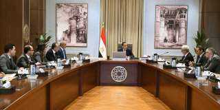 رئيس الوزراء يجتمع مع أعضاء اللجنة الاستشارية للاقتصاد الكلي