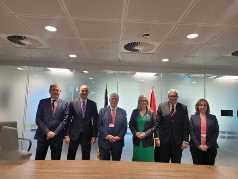 على هامش مشاركة مصر في المؤتمر السنوي ”Going Global”:   وزير التعليم العالي يبحث سبل التعاون مع وزيرة التعليم البريطانية ونائبة وزير التعليم الإندونيسي