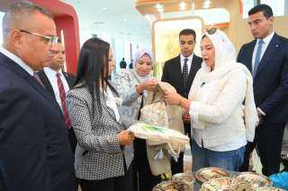 وزيرة التضامن الاجتماعي ومحافظ جنوب سيناء يتفقدان جناح معرض ”ديارنا للحرف اليدوية... وزيرة التضامن الاجتماعي ومحافظ جنوب سيناء يتفقدان جناح معرض ”ديارنا للحرف اليدوية والتراثية”