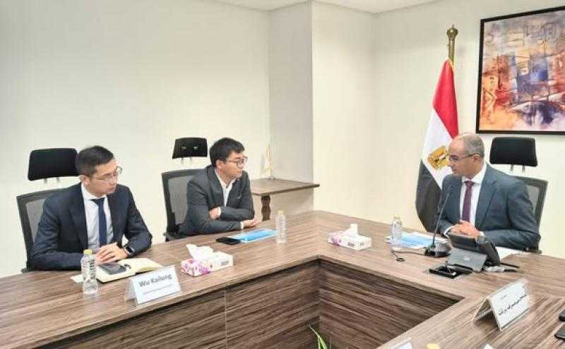 نائب وزير الإسكان يبحث أوجه التعاون مع شركة صينية في مجال تحلية المياه