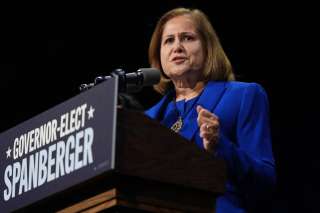 غزالة هاشمي.. مسلمة تكسر الحواجز وتفوز بمنصب بارز في إحدى الولايات الأمريكية غزالة هاشمي.. مسلمة تكسر الحواجز وتفوز بمنصب بارز في إحدى الولايات الأمريكية