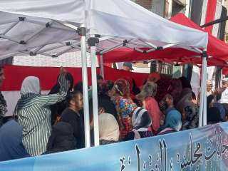 اصطفاف المواطنين أمام اللجان الانتخابية بدوائر الهرم والعمرانية.. إقبال كبير منذ الساعات الأولى