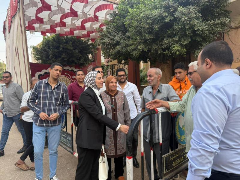 فاطمة الزهراء عادل تواصل جولاتها الميدانية بملوي