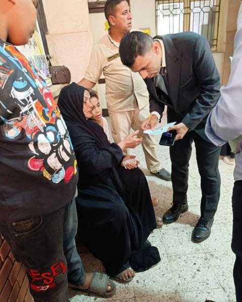 موقف إنساني من رئيس لجنة انتخابية في سوهاج لمساعدة سيدة مريضة للإدلاء بصوتها في انتخابات مجلس النواب 2025