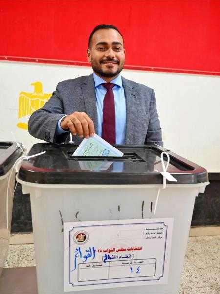 أحمد ناصر مرشح حزب العدل بالقائمة الوطنية يدلي بصوته في انتخابات مجلس النواب 2025