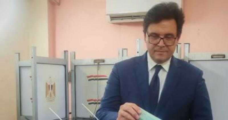 وزير الثقافة يدلى بصوته في انتخابات النواب: البرلمان القادم سيكون صوت الحرية
