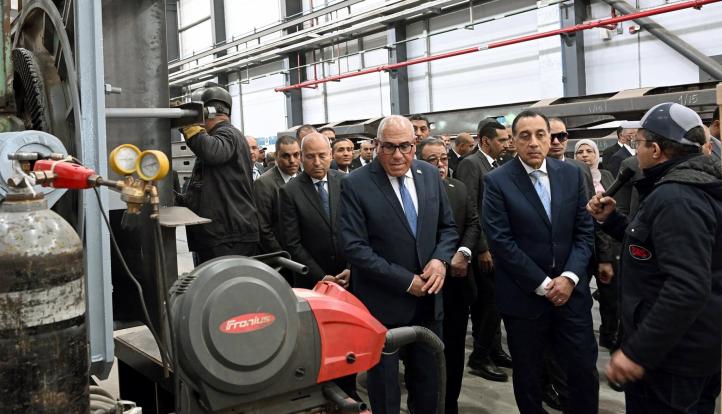 جولة تفقدية لرئيس الوزراء في عدد من أقسام مصنع ”سيماف” بحلوان| صور