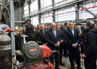 جولة تفقدية لرئيس الوزراء في عدد من أقسام مصنع ”سيماف” بحلوان| صور