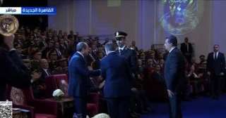 وزير الداخلية يقدم هدية تذكارية للرئيس السيسى خلال احتفالية عيد الشرطة وزير الداخلية يقدم هدية تذكارية للرئيس السيسى خلال احتفالية عيد الشرطة