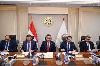 وزيرا التموين والزراعة ورئيس جهاز مستقبل مصر يبحثون مستقبل صناعة السكر