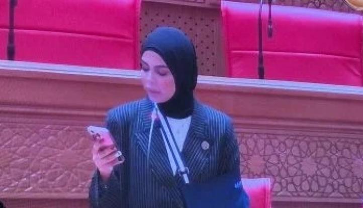 أصغر نائبة في البرلمان تحضر الجلسة الأولى بإصرار رغم إصابة يدها