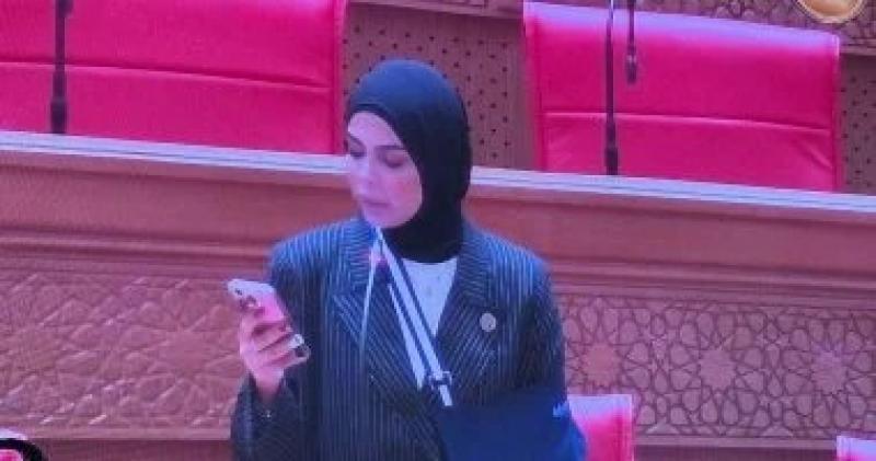 أصغر نائبة في البرلمان تحضر الجلسة الأولى بإصرار رغم إصابة يدها