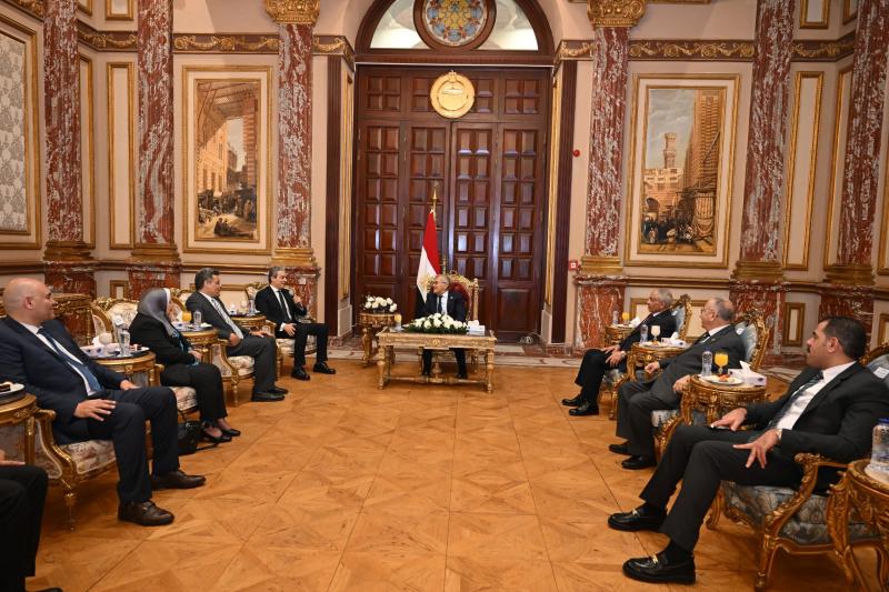 رئيس مجلس الشيوخ يستقبل نقيب الإعلاميين ووفد النقابة لتعزيز التعاون المؤسسي