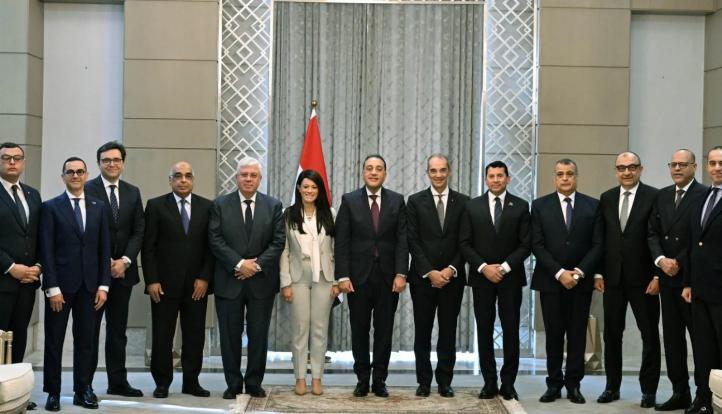 مصطفى مدبولى يُكرم الوزراء السابقين بحضور الوزراء الجدد