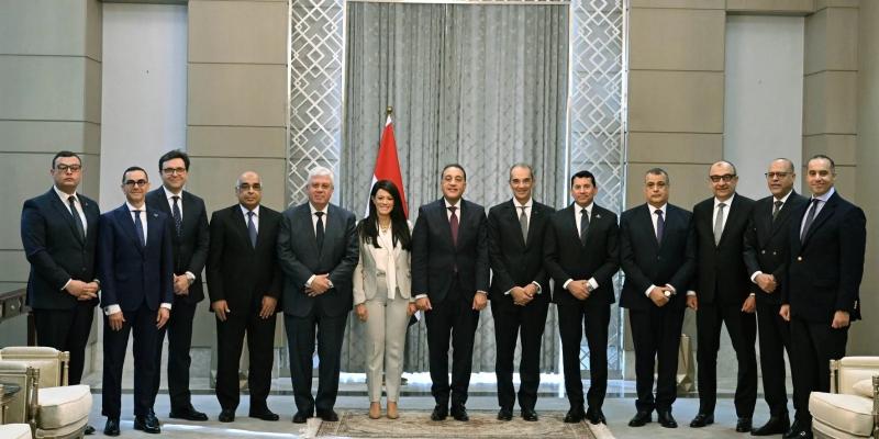 مصطفى مدبولى يُكرم الوزراء السابقين بحضور الوزراء الجدد