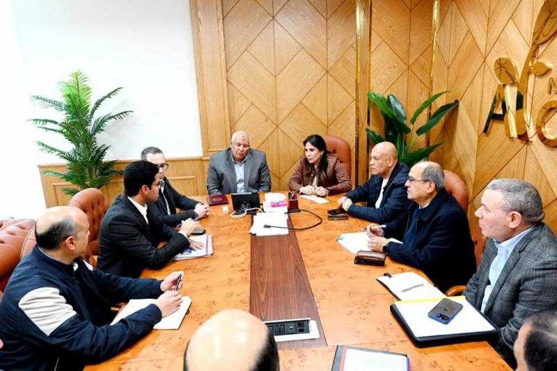 وزيرة الإسكان تبحث مع محافظ مطروح عددًا من ملفات العمل المشتركة