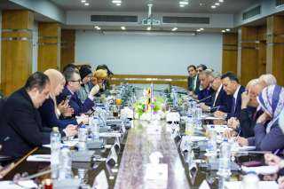 وزير التخطيط والتنمية الاقتصادية يبحث مع رئيس الجهاز المركزي للتعبئة العامة والإحصاء الاستراتيجية المستقبلية للجهاز وإجراءات إعداد التعداد العام للسكان والإسكان والمنشآت 2027