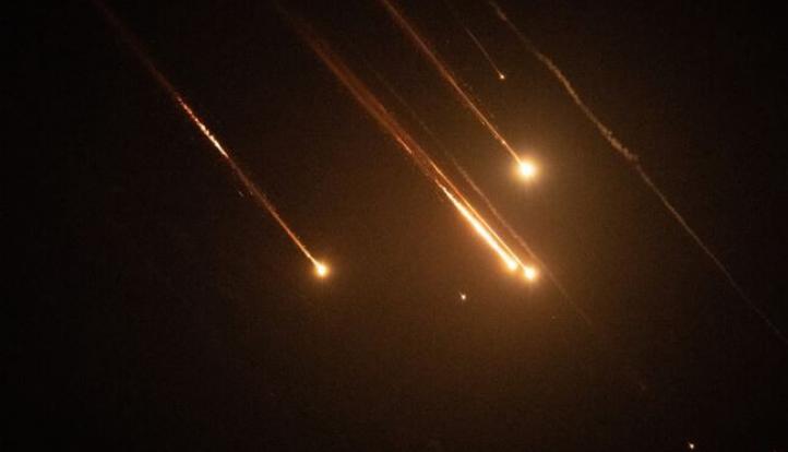 صافرات الإنذار تدوي في مفاعل ديمونة بعد سقوط صواريخ إيرانية بمدينة النقب