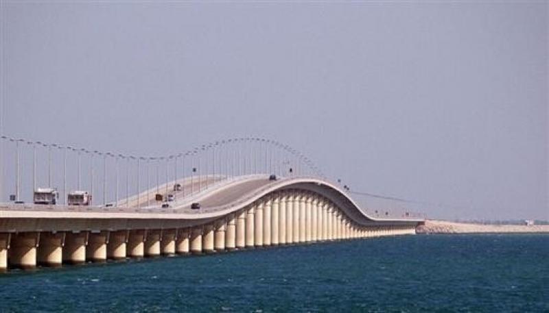 السعودية تعلق حركة العبور على جسر الملك فهد المؤدي إلى البحرين