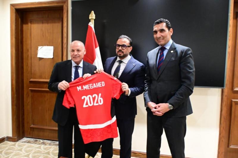 رئيس شباب النواب يكرم  ابو ريدة والتوأم حسن ..واتحاد الكرة يهديه تيشرت المنتخب الوطني